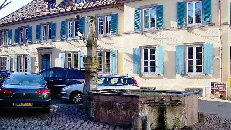 Foto von Brunnen vom 1557 vor der Mädchenschule - Bernard Chenal - © Creative Commons (https://creativecommons.org/licenses/by-sa/4.0/deed.fr)