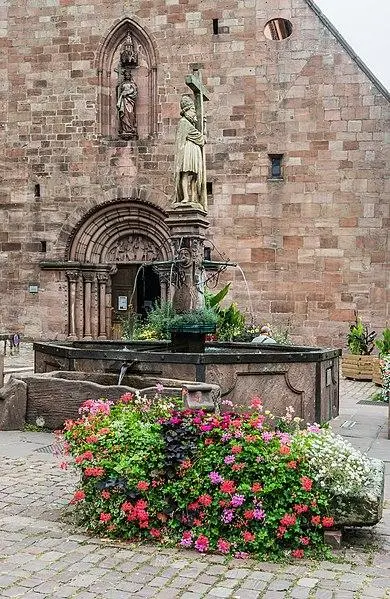 Foto di Fountain Costantin, situata di fronte alla chiesa - Krzysztof Golik - © Creative Commons (https://creativecommons.org/licenses/by-sa/4.0/deed.fr)