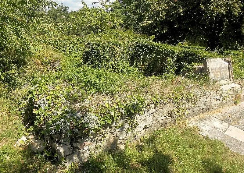 Foto di Resti di un'installazione del bagno romano - Rauenstein - © Creative Commons (https://creativecommons.org/licenses/by-sa/4.0/deed.fr)
