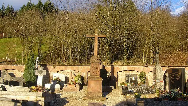 Foto von Friedhof - Bernard Chenal - © Creative Commons (https://creativecommons.org/licenses/by-sa/4.0/deed.fr)