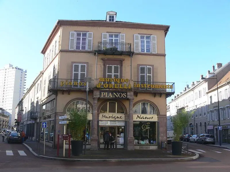 Foto von Gebäude, die an Platz von la république angrenzt werden - Remi Mathis - © Creative Commons (https://creativecommons.org/licenses/by-sa/4.0/deed.fr)