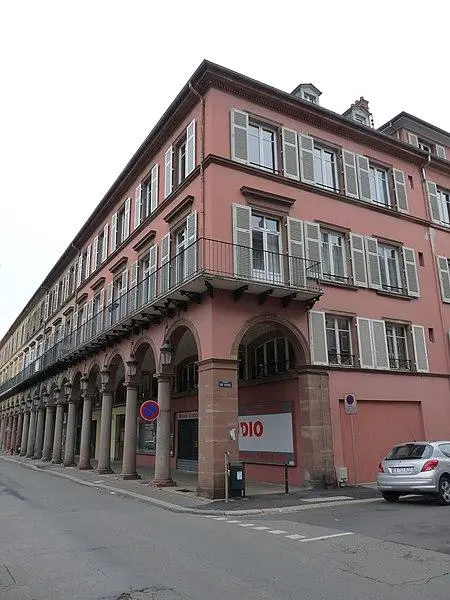 Foto von Gebäude an der Stipendienquadrat - Ji-Elle - © Creative Commons (https://creativecommons.org/licenses/by-sa/4.0/deed.fr)