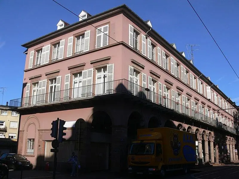 Foto von Gebäude an der Stipendienquadrat - Remi Mathis - © Creative Commons (https://creativecommons.org/licenses/by-sa/4.0/deed.fr)