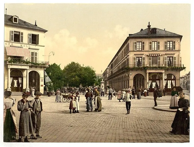 Foto von Gebäude an den Stipendienplatz und den Place de la république - Auteur inconnu - © Creative Commons (https://creativecommons.org/licenses/by-sa/4.0/deed.fr)