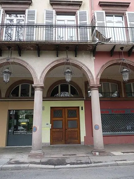Foto von Gebäude an der Stipendienquadrat - Ji-Elle - © Creative Commons (https://creativecommons.org/licenses/by-sa/4.0/deed.fr)