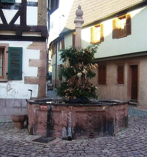 Foto von Brunnen - Bernard Chenal - © Creative Commons (https://creativecommons.org/licenses/by-sa/4.0/deed.fr)