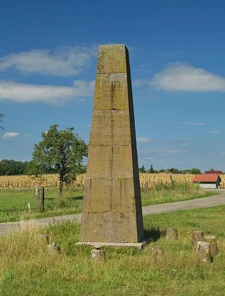 Foto von Geodätische Stele - Psu973 - © Creative Commons (https://creativecommons.org/licenses/by-sa/4.0/deed.fr)