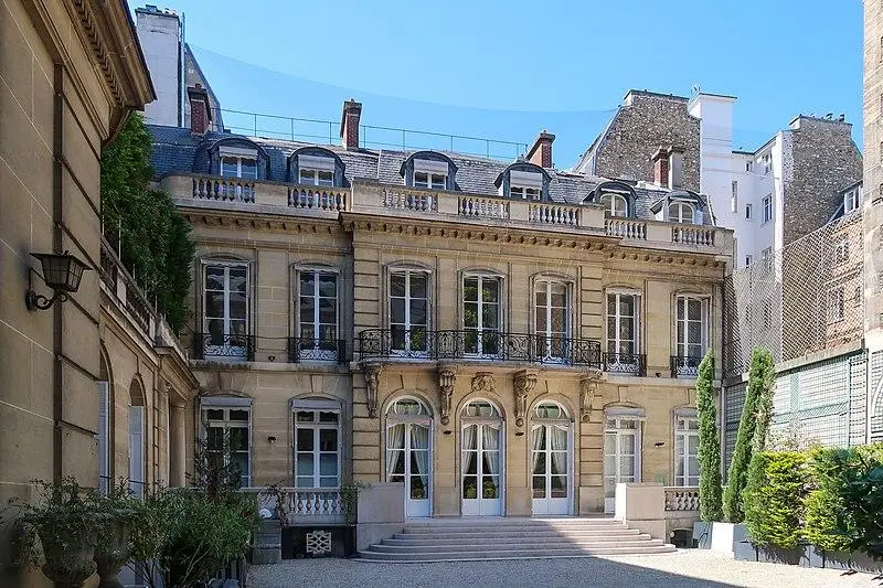 Foto von Hotel - Merci d'indiquer cette ligne de crédit près de l'i - © Creative Commons (https://creativecommons.org/licenses/by-sa/4.0/deed.fr)