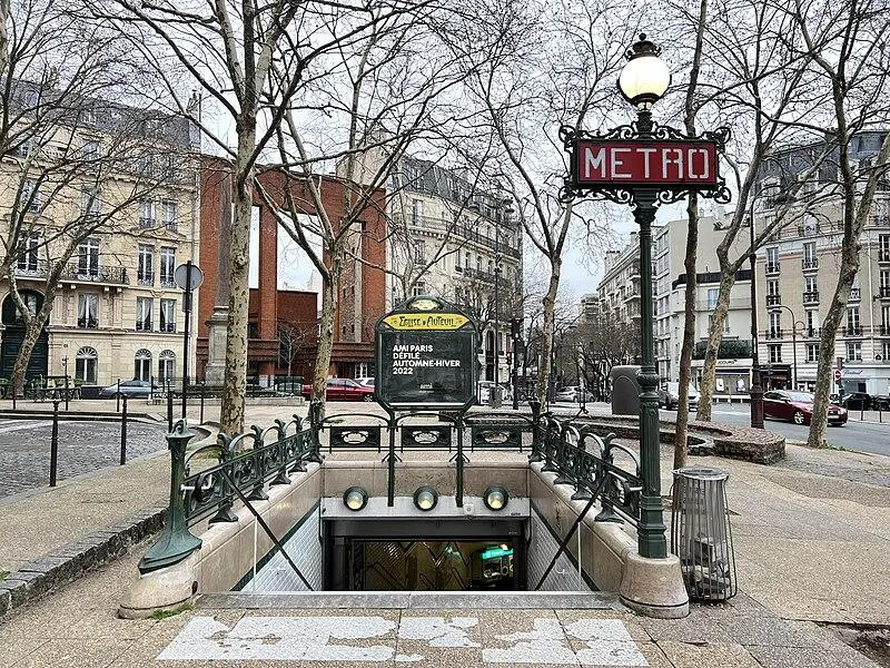 Foto von Metropolitan, Station Eglise-d'AuteUil - Chabe01 - © Creative Commons (https://creativecommons.org/licenses/by-sa/4.0/deed.fr)