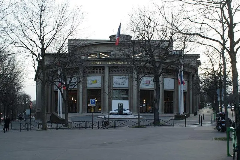 Foto von Palais d'Iéna, ehemaliges Museum für öffentliche Arbeiten, aktueller Wirtschafts- und Sozialrat - Photo : Coyau Bâtiment : Auguste Perret (1874-195 - © Creative Commons (https://creativecommons.org/licenses/by-sa/4.0/deed.fr)
