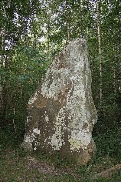 Foto von Menhir sagt Stone-Feet oder Gable von Sainte-Auberge - Ancalagon - © Creative Commons (https://creativecommons.org/licenses/by-sa/4.0/deed.fr)
