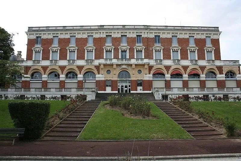 Foto von Gebäude namens Royal Hotel - Lionel Allorge - © Creative Commons (https://creativecommons.org/licenses/by-sa/4.0/deed.fr)