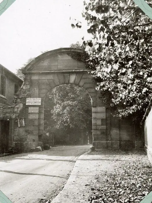Photo de Porte des Pétrons - POP Plateforme Ouverte du Patrimoine / Base Mérimée - © Ministère de la Culture (France), Médiathèque du patrimoine et de la photographie, tous droits réservés