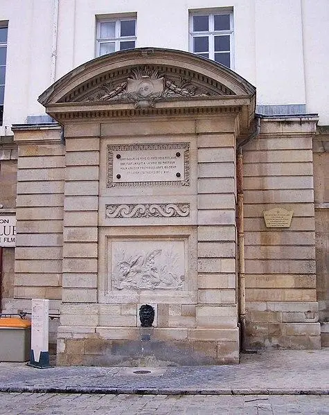 Foto von Brunnen auf dem Platz - ℍenry Salomé - © Creative Commons (https://creativecommons.org/licenses/by-sa/4.0/deed.fr)