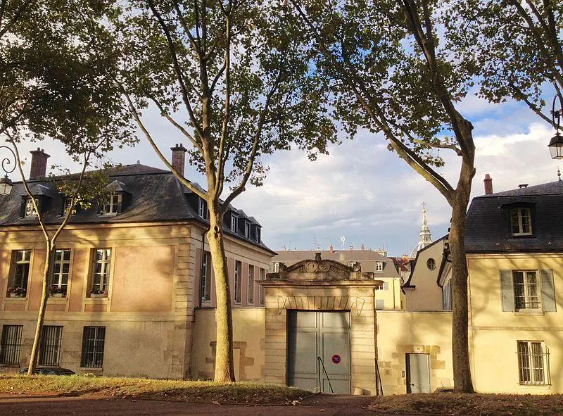 Photo de Hôtel de la Marine et des Galères (ancien) , puis Caserne des Coches - Akarikurosaki - © Creative Commons (https://creativecommons.org/licenses/by-sa/4.0/deed.fr)