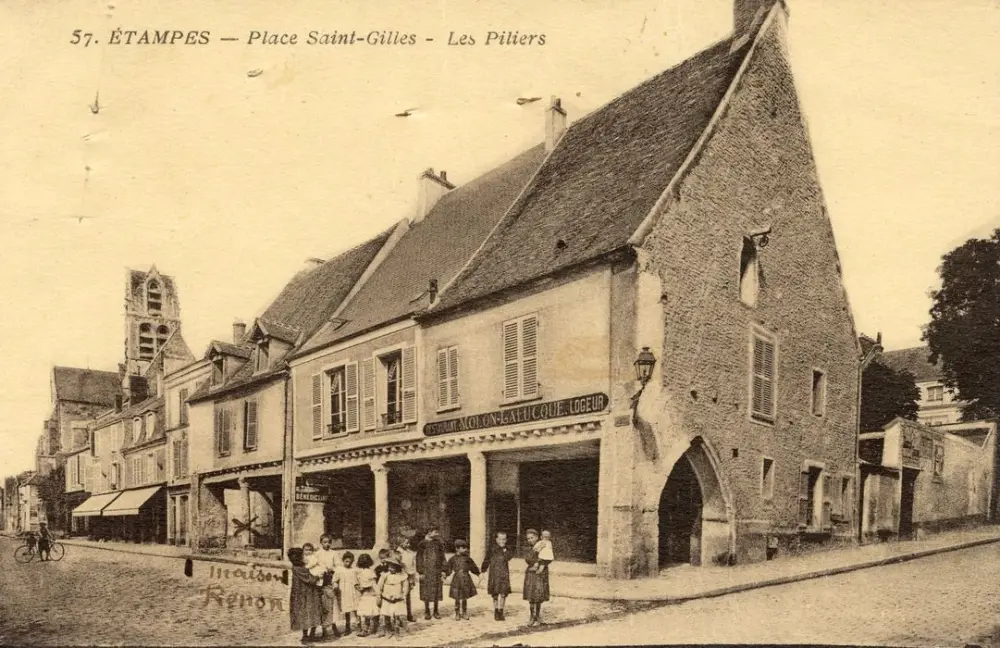 Foto von Arkadierte Häuser - POP Plateforme Ouverte du Patrimoine / Base Mérimée - © Ministère de la Culture (France), Médiathèque du patrimoine et de la photographie, Tous droits réservés 
