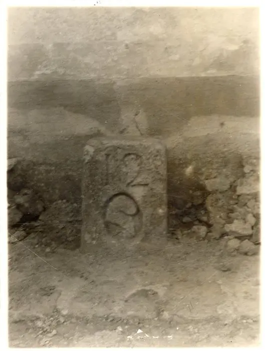 Foto di Terminal N ° 12 adornato con un cappuccio frigio - POP Plateforme Ouverte du Patrimoine / Base Mérimée - © Ministère de la Culture (France), Médiathèque du patrimoine et de la photographie, Tous droits réservés 