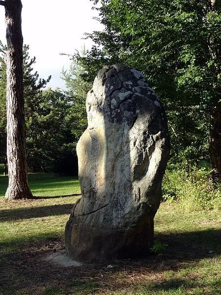 Foto di Menhir dice la pietra in Mousseaux - X-Javier - © Creative Commons (https://creativecommons.org/licenses/by-sa/4.0/deed.fr)