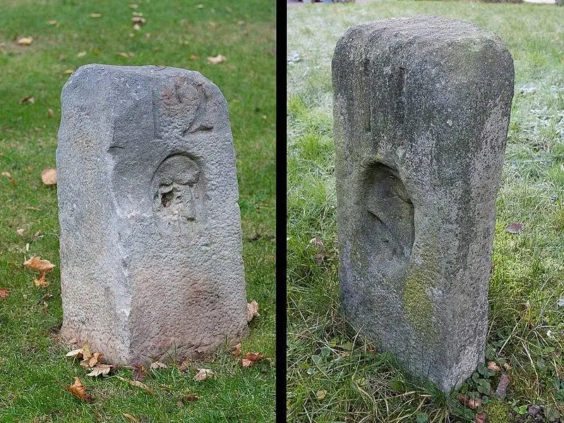 Photo de Bornes n° 11 et 12 à bonnet phrygien - Deletere - © Creative Commons (https://creativecommons.org/licenses/by-sa/4.0/deed.fr)