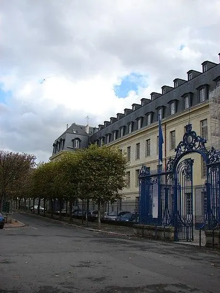 Foto von Ehemalige Royal Porcelain Manufacture, dann École Normal Supérieure für junge Mädchen, derzeit ein internationales Bildungszentrum - Copyleft - © Creative Commons (https://creativecommons.org/licenses/by-sa/4.0/deed.fr)