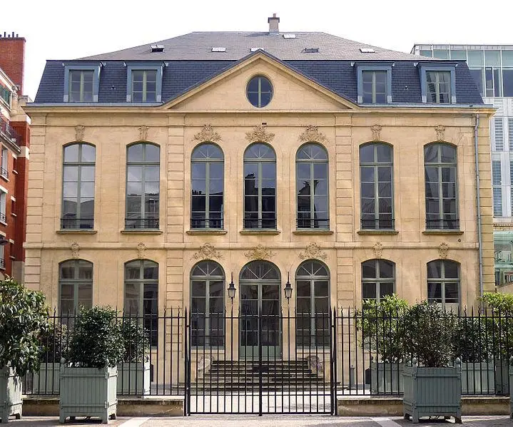 Foto von Ehemaliges Hotel in Choiseul-Praslin, das zu einem Bau des Caisse Nationale d'Epargne, dann des Postmuseums geworden ist - Mbzt - © Creative Commons (https://creativecommons.org/licenses/by-sa/4.0/deed.fr)