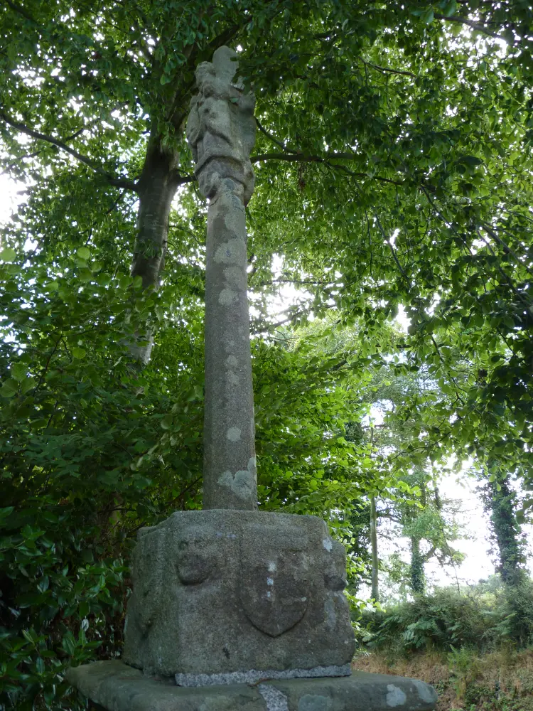 Picture of Cross Saint-Yves - Sous licence Creative Commons (https://creativecommons.org/licenses/by-sa/4.0/deed.fr) - Par Crepi22 - © Creative Commons (https://creativecommons.org/licenses/by-sa/4.0/deed.fr)