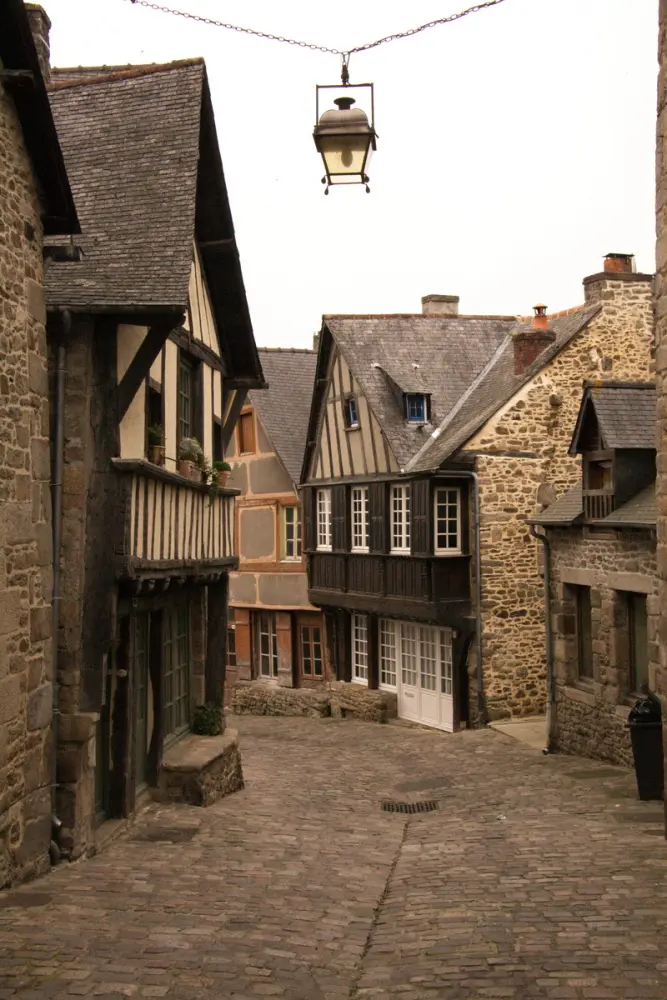 Foto von Zwei Häuser - Sous licence Creative Commons (https://creativecommons.org/licenses/by-sa/4.0/deed.fr) - Par Amadalvarez - © Creative Commons (https://creativecommons.org/licenses/by-sa/4.0/deed.fr)