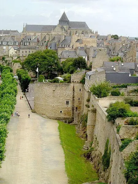 Picture of City ramparts, towers and doors - Luna04 - © Creative Commons (https://creativecommons.org/licenses/by-sa/4.0/deed.fr)
