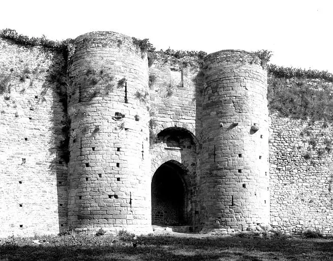 Picture of City ramparts, towers and doors - POP Plateforme Ouverte du Patrimoine / Base Mérimée - © Dépôt de la Société française d'archéologie, Ministère de la Culture (France), Médiathèque du patrimoine et de la photographie, diffusion GrandPalaisRmn Photo