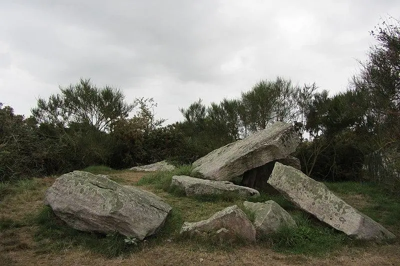 Picture of Dolmen with Cairn - Geoffroy GUEGAN - © Creative Commons (https://creativecommons.org/licenses/by-sa/4.0/deed.fr)