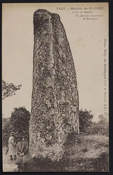 Picture of Menhir - Auteur inconnu - © Creative Commons (https://creativecommons.org/licenses/by-sa/4.0/deed.fr)