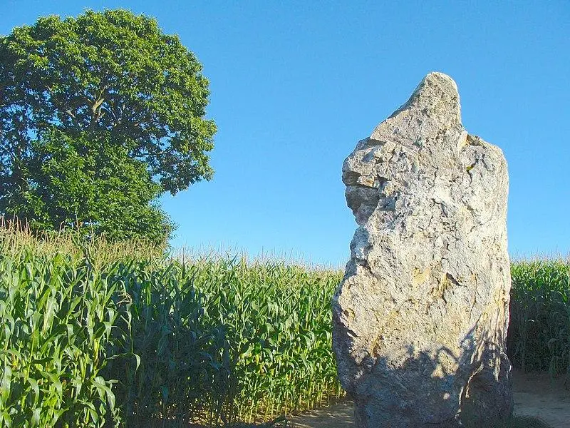 Foto di Menhir dice la pietra lunga - Pascal Greliche - © Creative Commons (https://creativecommons.org/licenses/by-sa/4.0/deed.fr)