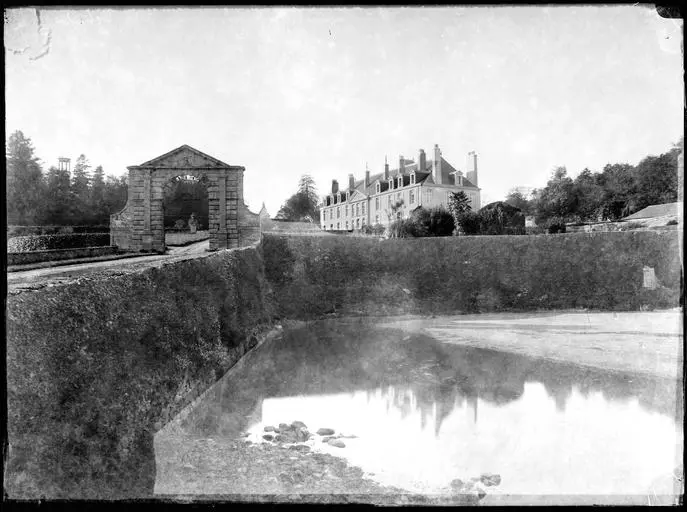 Picture of Catuelan castle - POP Plateforme Ouverte du Patrimoine / Base Mérimée - © Ministère de la Culture (France), Médiathèque du patrimoine et de la photographie, diffusion GrandPalaisRmn Photo