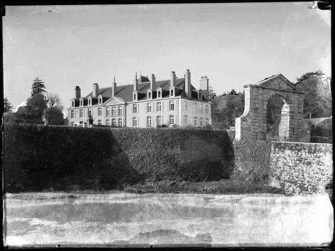 Picture of Catuelan castle - POP Plateforme Ouverte du Patrimoine / Base Mérimée - © Ministère de la Culture (France), Médiathèque du patrimoine et de la photographie, diffusion GrandPalaisRmn Photo