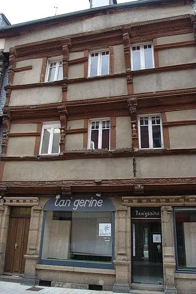 Picture of Building - Pymouss - © Creative Commons (https://creativecommons.org/licenses/by-sa/4.0/deed.fr)