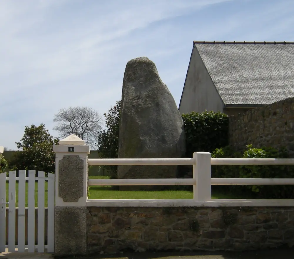 Picture of Kerbelven menhir - Sous licence Creative Commons (https://creativecommons.org/licenses/by-sa/4.0/deed.fr) - Par Barbetorte - © Creative Commons (https://creativecommons.org/licenses/by-sa/4.0/deed.fr)
