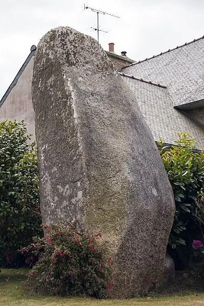 Picture of Kerbelven menhir - Christian Duprez - © Creative Commons (https://creativecommons.org/licenses/by-sa/4.0/deed.fr)