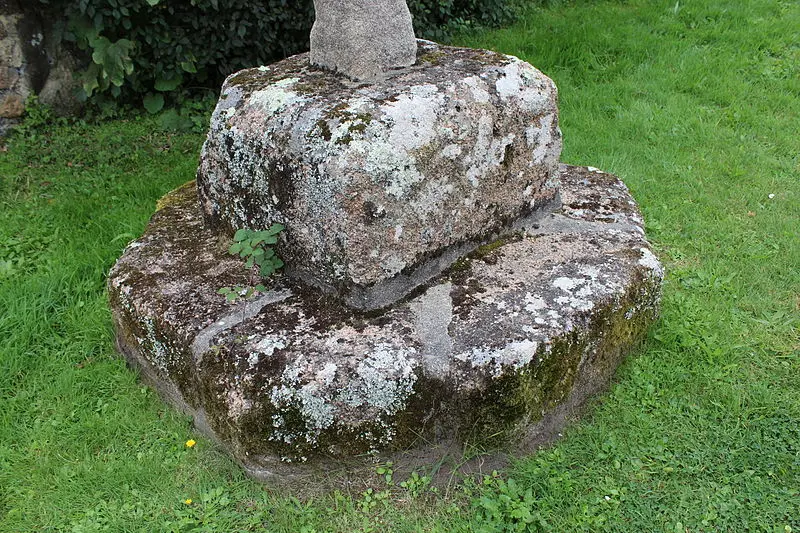 Picture of Calvary, in Ploumanac'h, in the enclosure of the Saint-Guirec chapel - Creasy - © Creative Commons (https://creativecommons.org/licenses/by-sa/4.0/deed.fr)