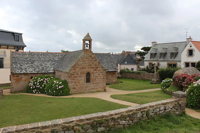 Picture of Calvary, in Ploumanac'h, in the enclosure of the Saint-Guirec chapel - Creasy - © Creative Commons (https://creativecommons.org/licenses/by-sa/4.0/deed.fr)