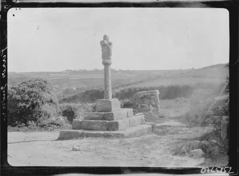 Picture of 18th century cross, located on the dominant height of Trestaou beach - POP Plateforme Ouverte du Patrimoine / Base Mérimée - © Ministère de la Culture (France), Médiathèque du patrimoine et de la photographie, diffusion RMN-GP