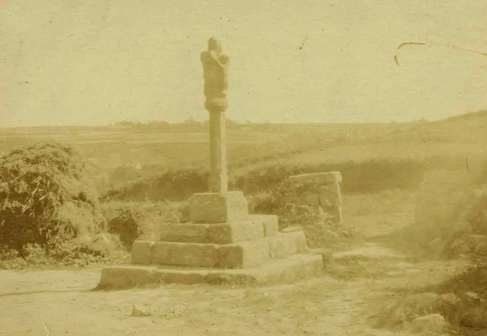 Picture of 18th century cross, located on the dominant height of Trestaou beach - POP Plateforme Ouverte du Patrimoine / Base Mérimée - © Ministère de la Culture (France), Médiathèque du patrimoine et de la photographie, tous droits réservés