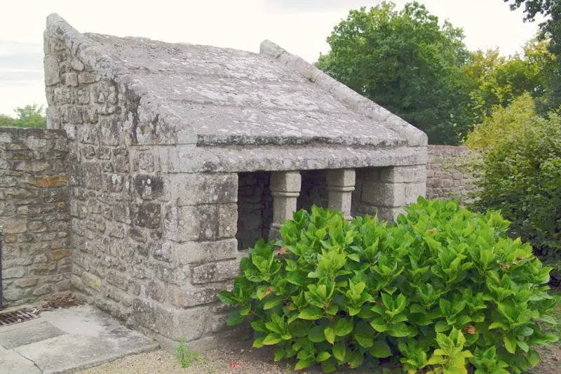 Foto di Ossuary, appoggiato al muro del cimitero - Dolly11 - © Creative Commons (https://creativecommons.org/licenses/by-sa/4.0/deed.fr)