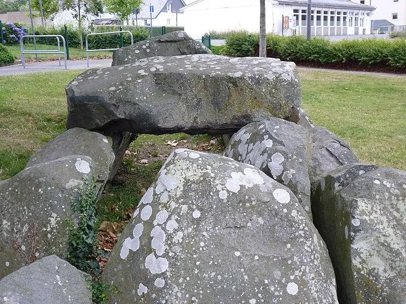 Picture of Alley covered with the town and menhir indicator - Crepi22 - © Creative Commons (https://creativecommons.org/licenses/by-sa/4.0/deed.fr)