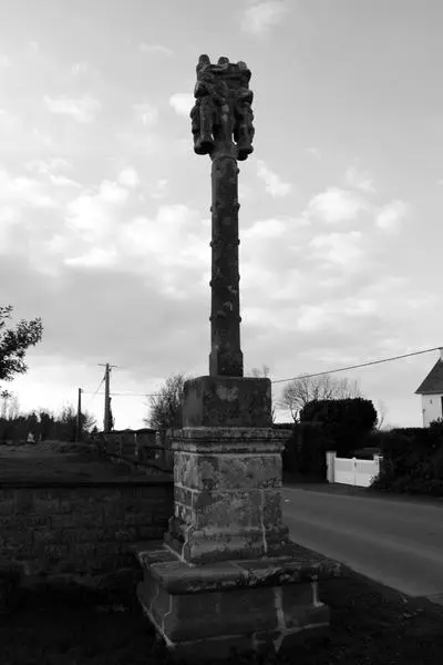 Picture of 17th century cross called Sauraie cross - Dolly11 - © Creative Commons (https://creativecommons.org/licenses/by-sa/4.0/deed.fr)