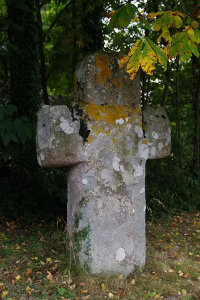 Picture of Monolith - Dolly11 - © Creative Commons (https://creativecommons.org/licenses/by-sa/4.0/deed.fr)
