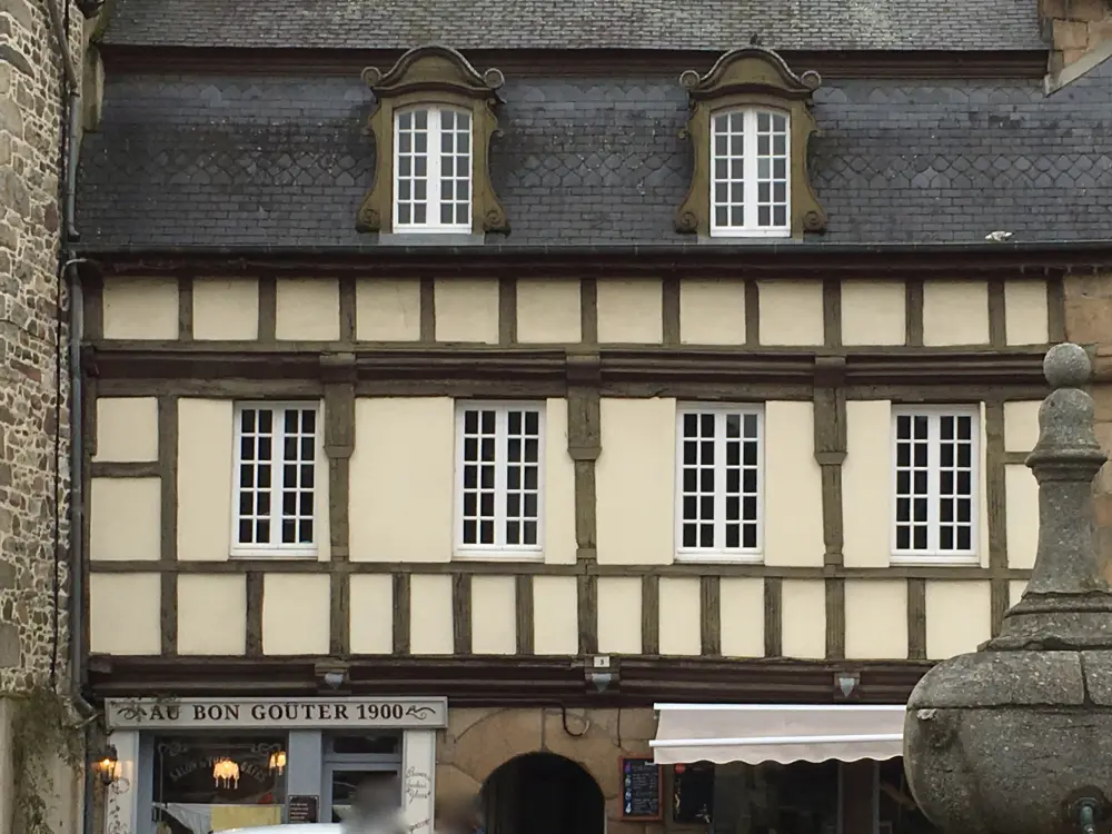 Picture of Two houses - Sous licence Creative Commons (https://creativecommons.org/licenses/by-sa/4.0/deed.fr) - Par Lidine Mia - © Creative Commons (https://creativecommons.org/licenses/by-sa/4.0/deed.fr)