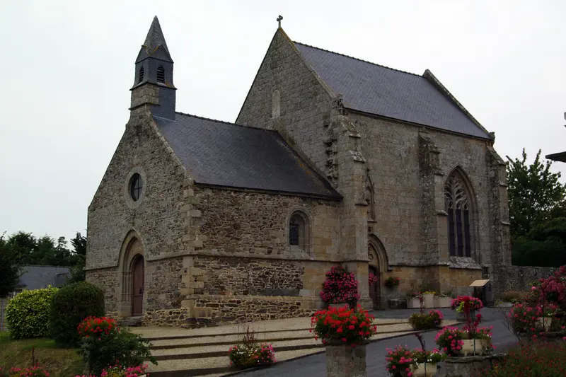 Picture of Notre-Dame de Hirel and Cross chapel near the chapel - Dolly11 - © Creative Commons (https://creativecommons.org/licenses/by-sa/4.0/deed.fr)