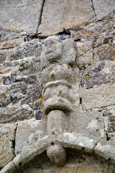 Picture of Notre-Dame de Hirel and Cross chapel near the chapel - Dolly11 - © Creative Commons (https://creativecommons.org/licenses/by-sa/4.0/deed.fr)