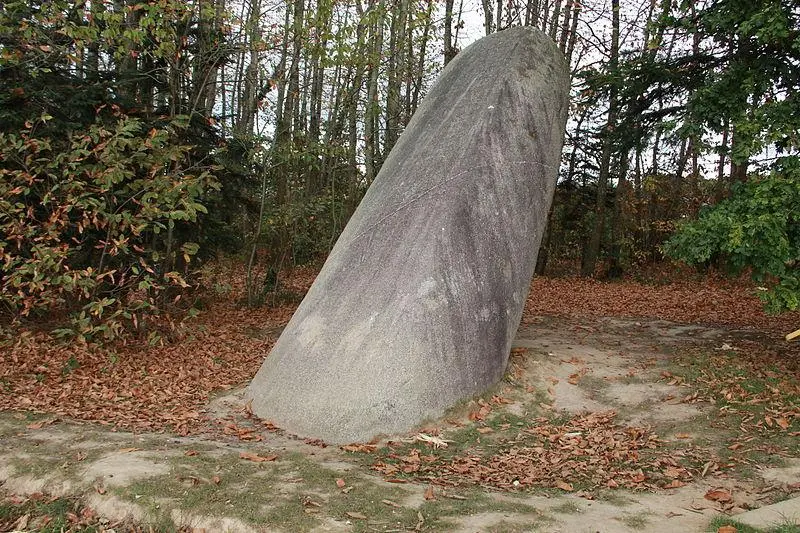 Picture of Menhir says the long stone - Raydou - © Creative Commons (https://creativecommons.org/licenses/by-sa/4.0/deed.fr)