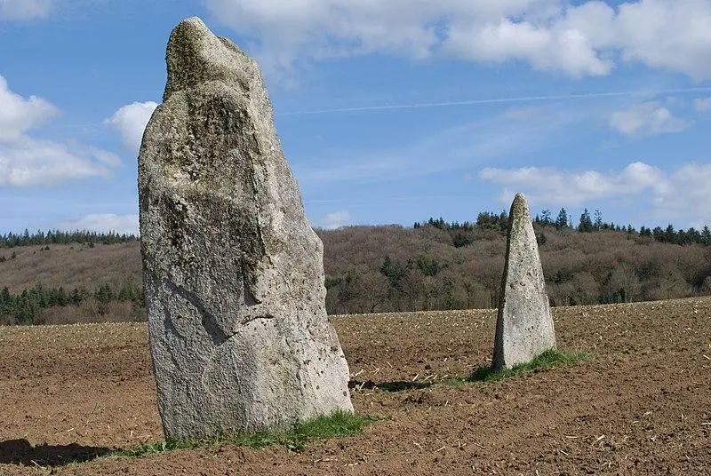 Picture of Two menhirs from Kerbernès - Msansm1 - © Creative Commons (https://creativecommons.org/licenses/by-sa/4.0/deed.fr)